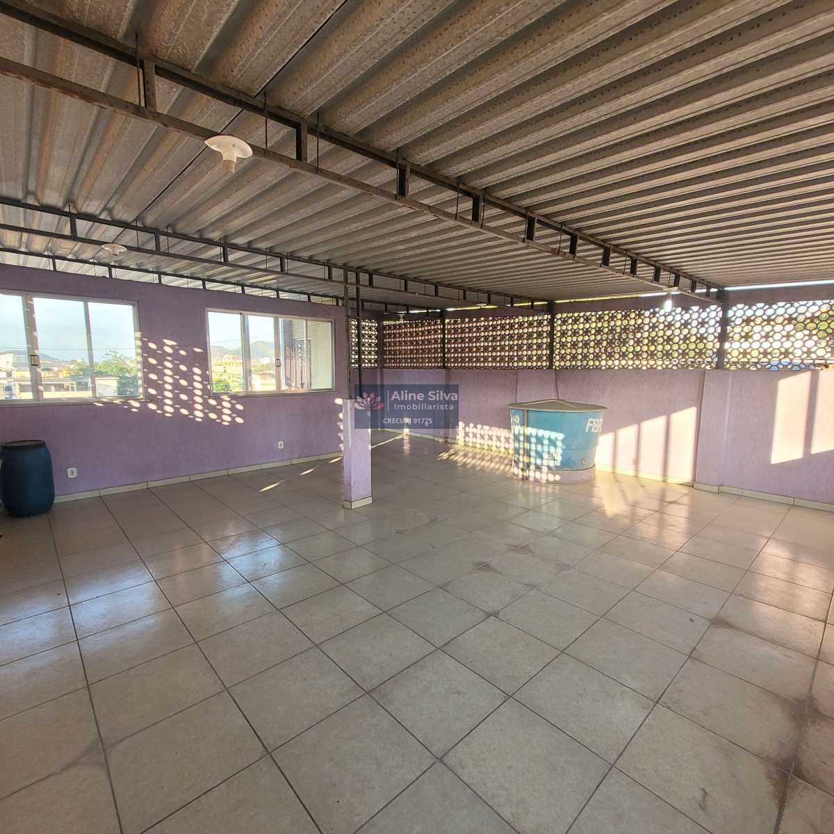 Casa ampla com Terraço, churrasqueira e Garagem, 2 quartos, só entrar e morar, Praça seca, RJ.