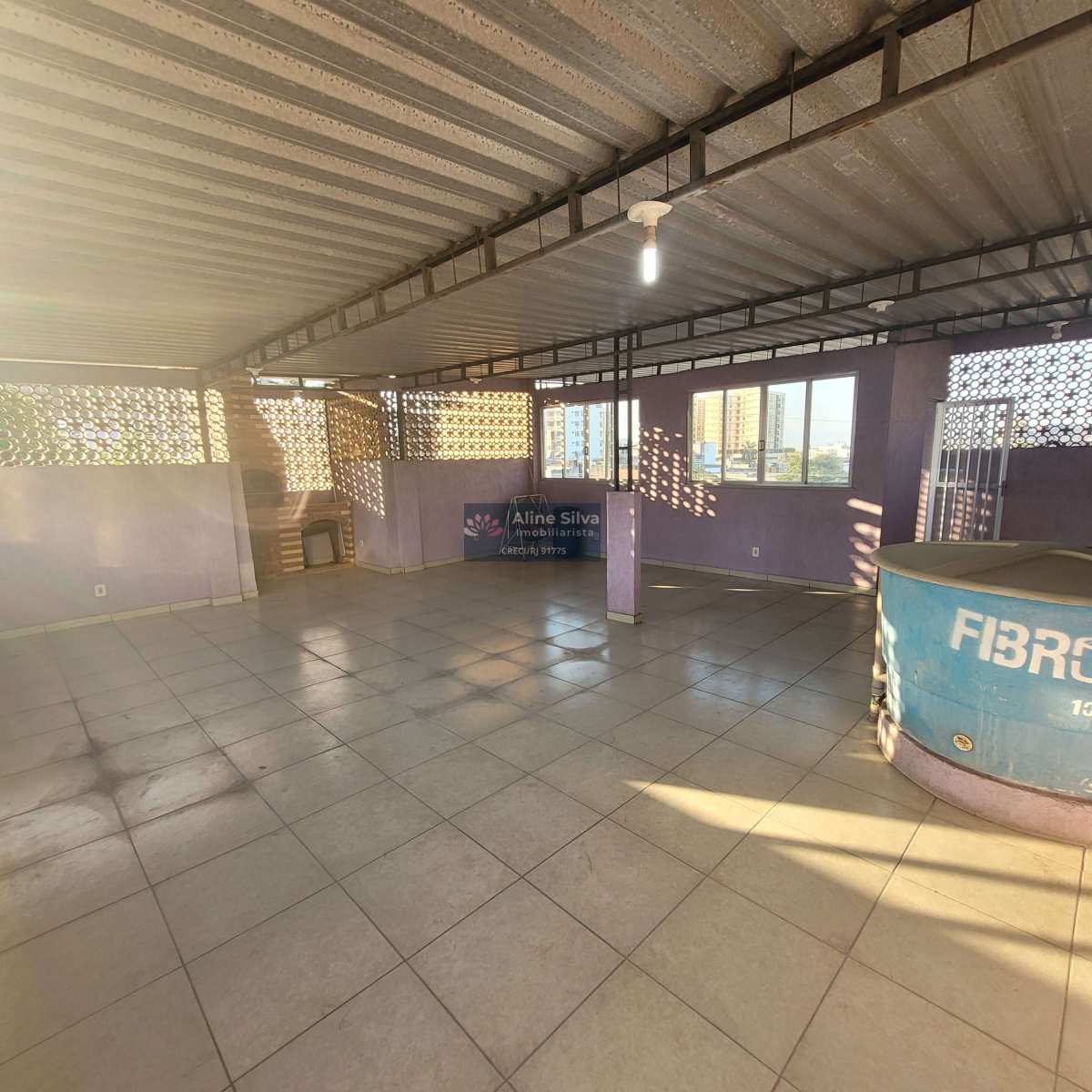 Casa ampla com Terraço, churrasqueira e Garagem, 2 quartos, só entrar e morar, Praça seca, RJ. - Aline Imobiliarista RJ