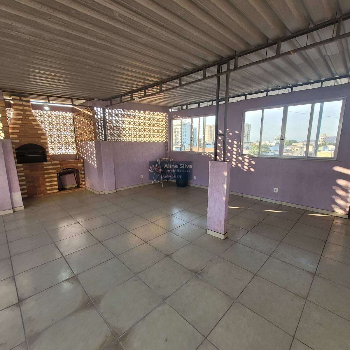 Casa ampla com Terraço, churrasqueira e Garagem, 2 quartos, só entrar e morar, Praça seca, RJ. - Aline Imobiliarista RJ