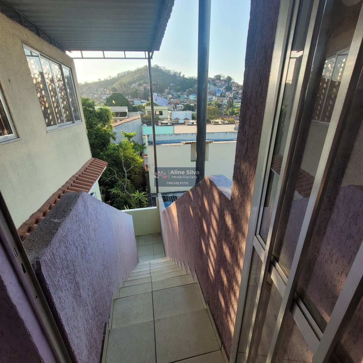 Casa ampla com Terraço, churrasqueira e Garagem, 2 quartos, só entrar e morar, Praça seca, RJ. - Aline Imobiliarista RJ