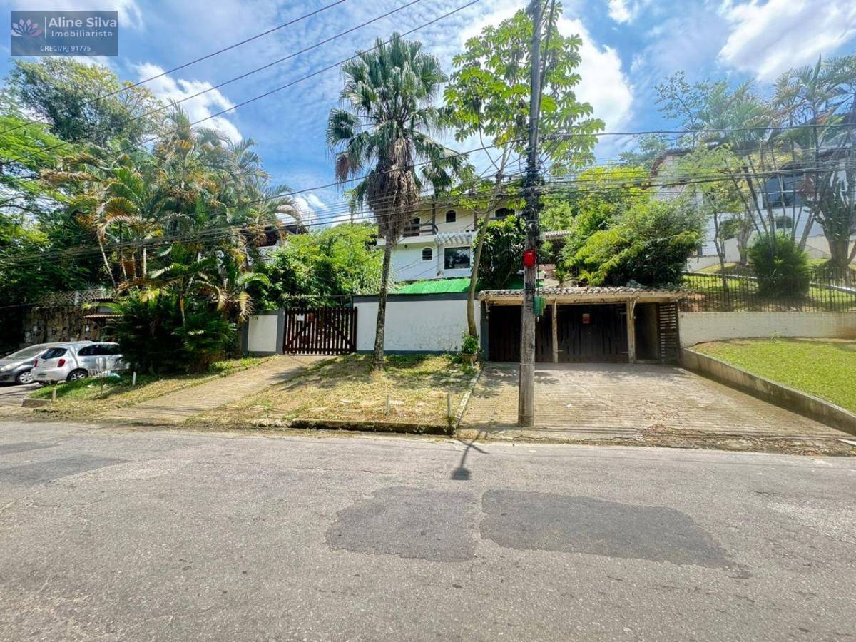 Linda casa em meio a natureza 4 quartos (3 suítes), piscina, churrasqueira