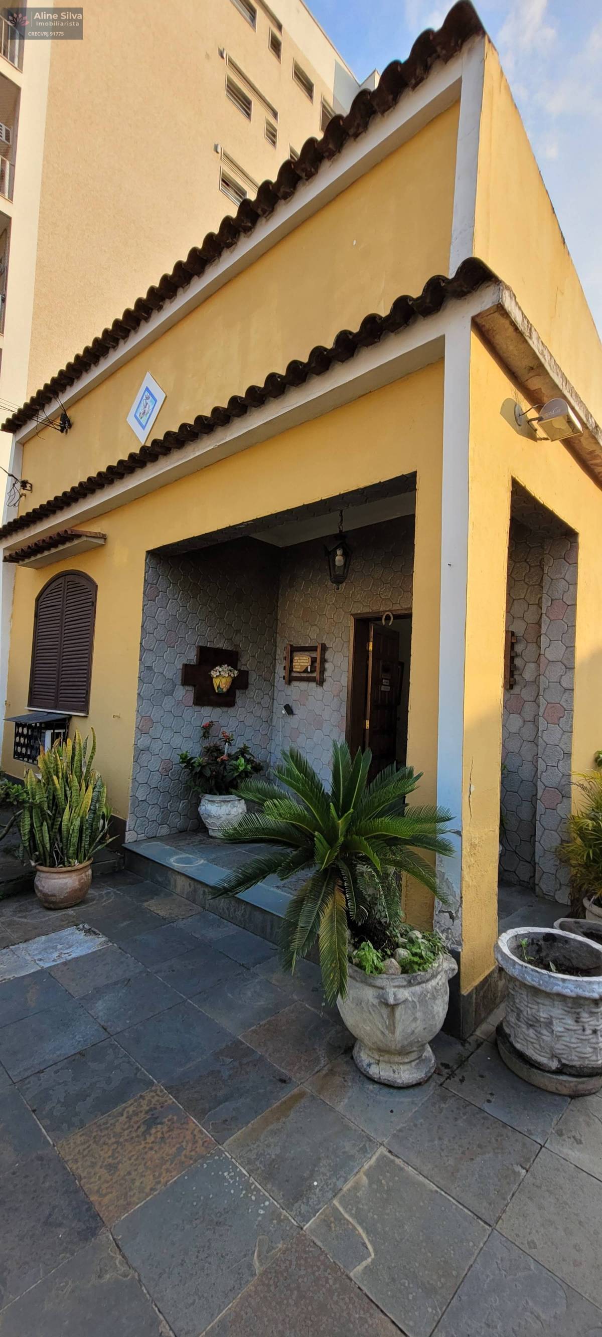 Terreno de 360m² com casa linear e PRÉDIO de 3 andares com 1 apartamento por andar, semiacabados.