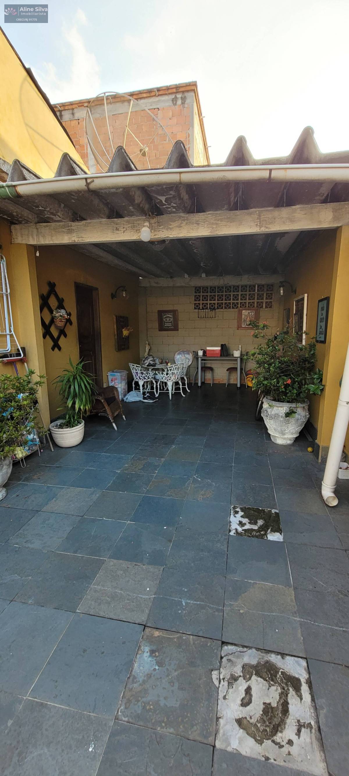 Terreno de 360m² com casa linear e PRÉDIO de 3 andares com 1 apartamento por andar, semiacabados. - Aline Imobiliarista RJ