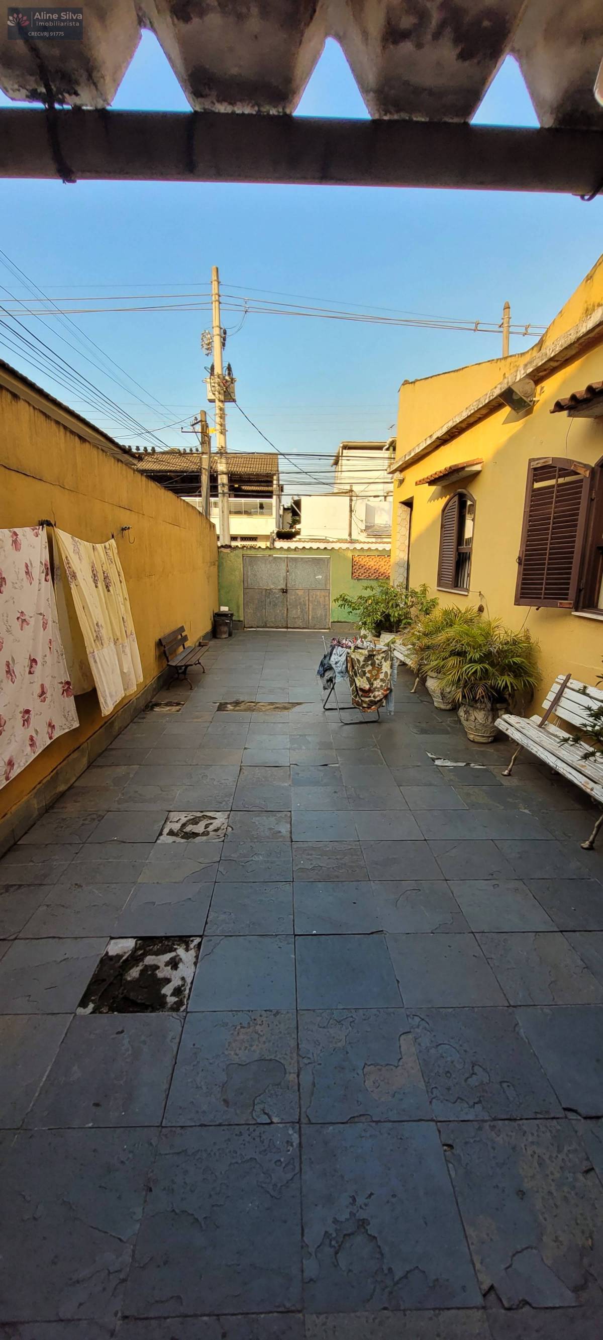 Terreno de 360m² com casa linear e PRÉDIO de 3 andares com 1 apartamento por andar, semiacabados. - Aline Imobiliarista RJ